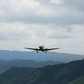 aeronave voando baixo