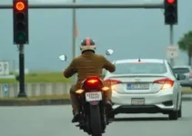 carro da CET avançando sinal vermelho