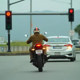 carro da CET avançando sinal vermelho