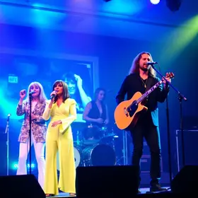 tributo a ABBA e Bee Gees